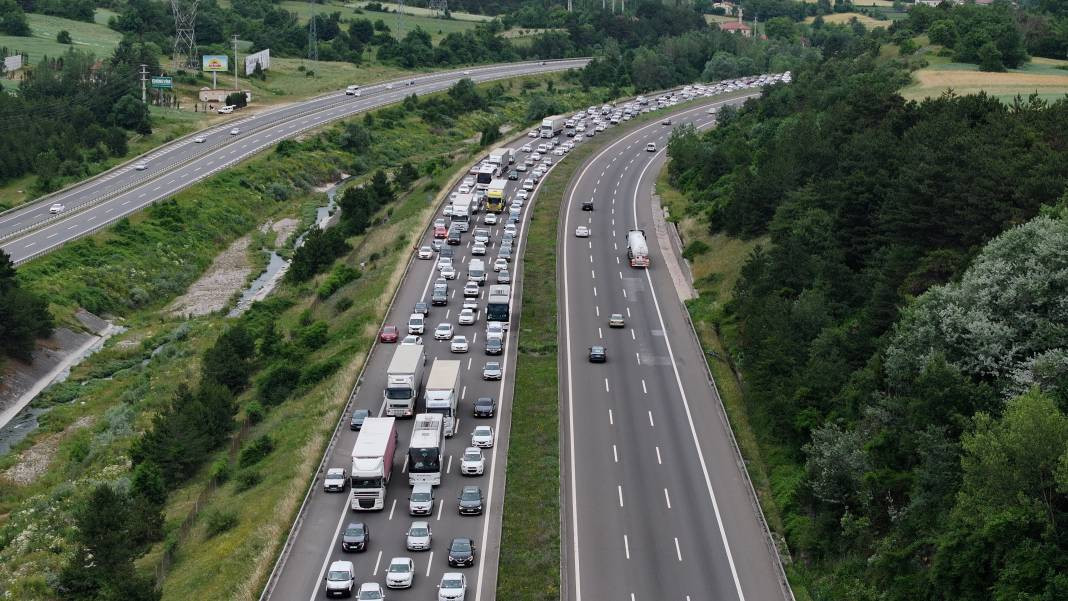Bolu geçişi resmen kilit! Tatilciler yola çıktı. Her geçen dakika artıyor - Resim: 19